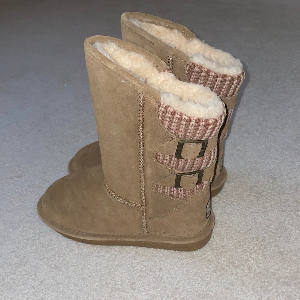 Girls Bearpaw.  Excellent conditions.  Worn twice.  Size 4